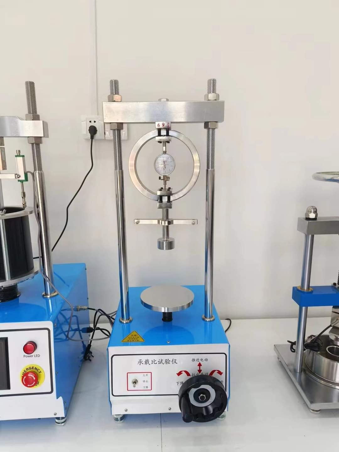 Máy nén đất 1 trục nở hông